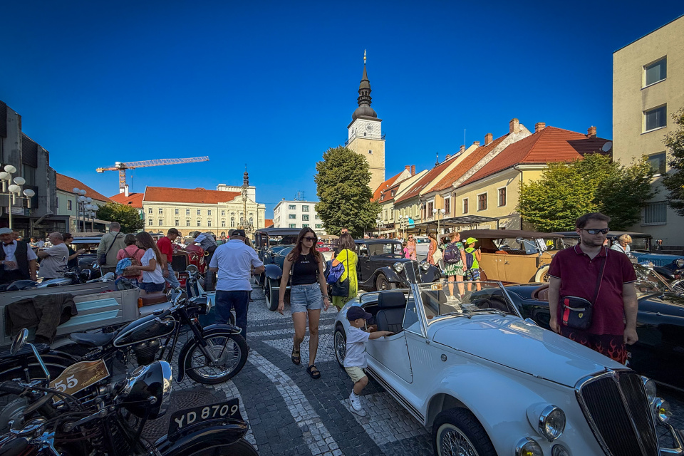 Vozidlá sa predstavili pred jazdou na Trojičnom námestí. | Foto: Trnavské