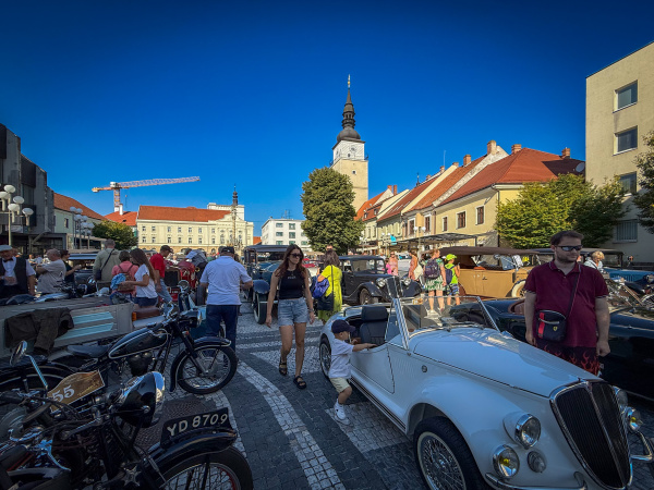 Vozidlá sa predstavili pred jazdou na Trojičnom námestí. | Foto: Trnavské