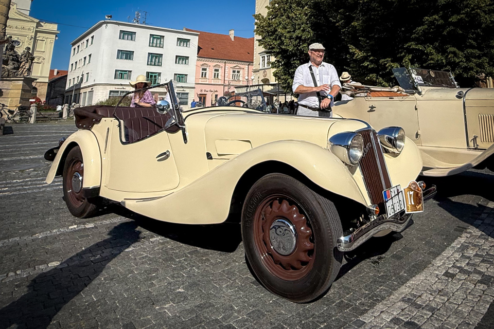 Takto sme zachytili historické vozidlá pred predpoludňajším štartom spanilej jazdy krajom na Trojičnom námestí. | Foto: Trnavské