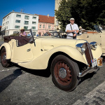 Takto sme zachytili historické vozidlá pred predpoludňajším štartom spanilej jazdy krajom na Trojičnom námestí. | Foto: Trnavské