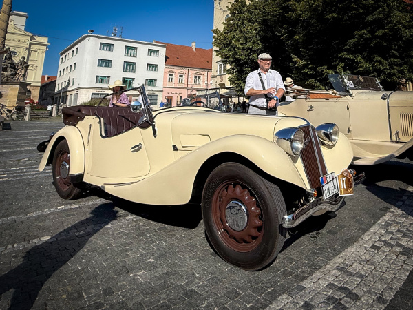 Takto sme zachytili historické vozidlá pred predpoludňajším štartom spanilej jazdy krajom na Trojičnom námestí. | Foto: Trnavské