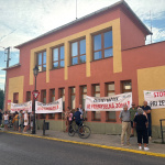 Občania si na diskusiu priniesli aj transparenty | Foto: Zuzana Benková, Trnavské rádio