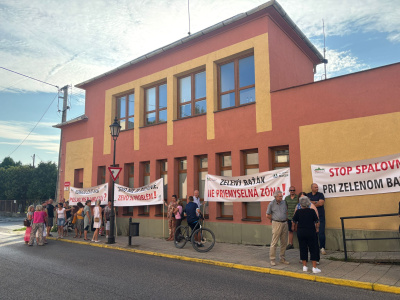 Občania si na diskusiu priniesli aj transparenty | Foto: Zuzana Benková, Trnavské rádio