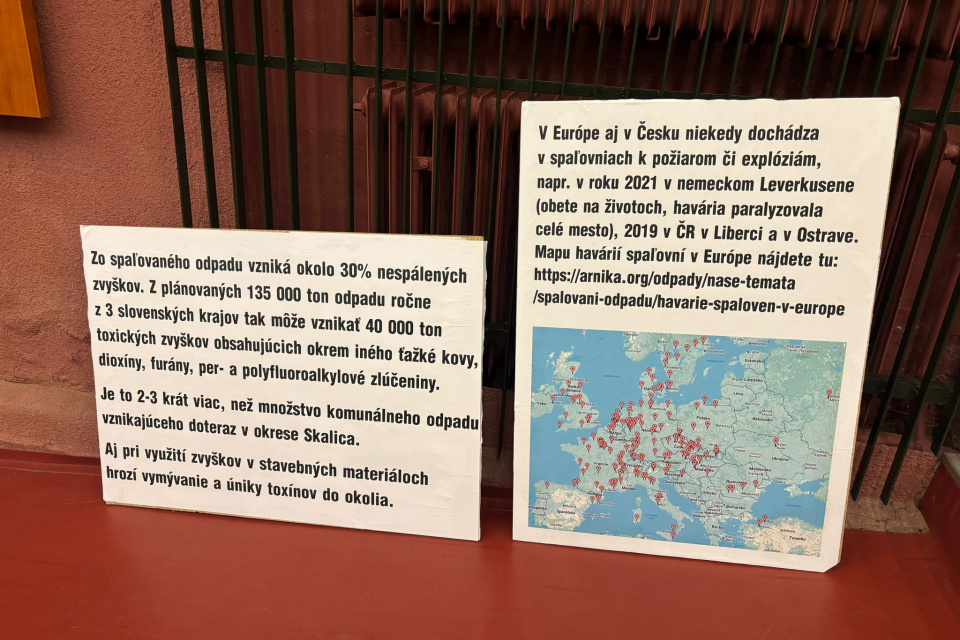 Občania priniesli aj transparenty ľudí | Foto: Zuzana Benková, Trnavské rádio