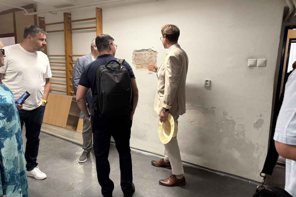 Architektonické prvky priblížil počas prehliadky priestorov pred začiatkom rekonštrukcie Adrián Kobetič