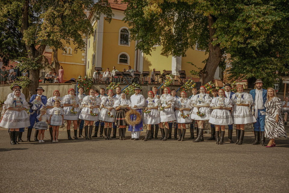 Radošovce sa pýšia unikátnym dožinkovým tancom | Foto: FB Iveta Matúšová - starostka obce Radošovce