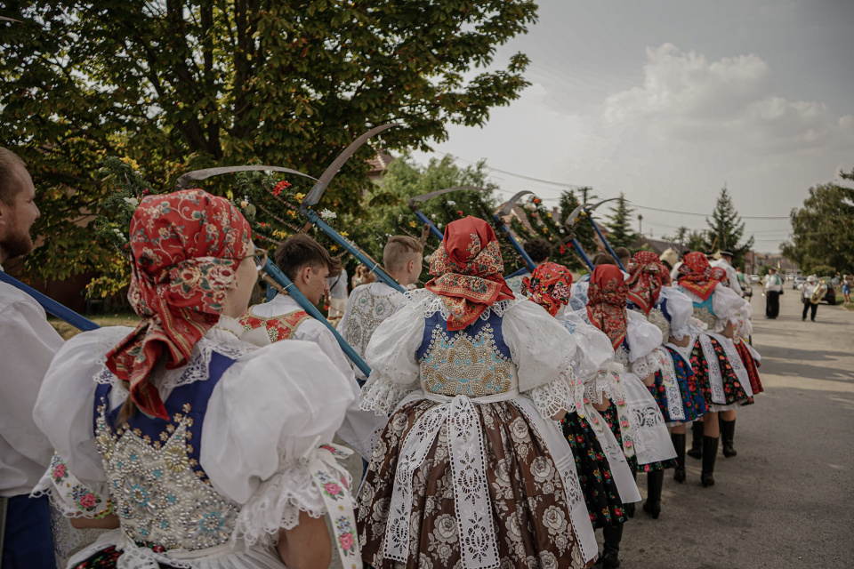 Sprievodom sa mladí dostanú až na námestie, kde odtancujú dožinkový tanec | Foto: FB Iveta Matúšová - starostka obce Radošovce