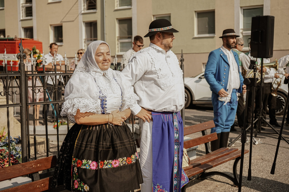 Na čele sprievodu kráčajú hospodár s hospodárkou | Foto: FB Iveta Matúšová - starostka obce Radošovce