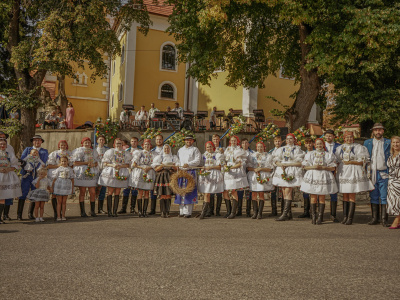 Radošovce sa pýšia unikátnym dožinkovým tancom | Foto: FB Iveta Matúšová - starostka obce Radošovce 