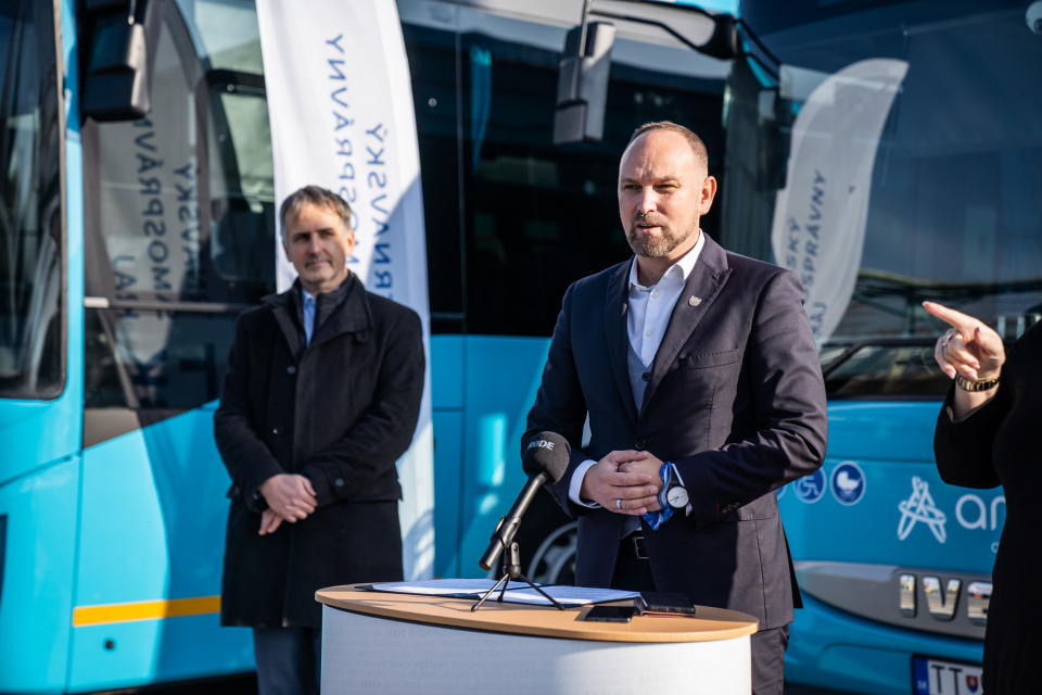 Župan Jozef Viskupič pri preberaní autobusov | Zdroj: TTSK