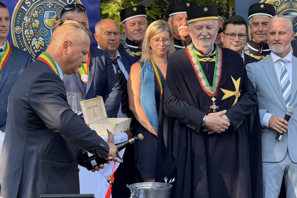 Fľašu otvorili technikou sabráž