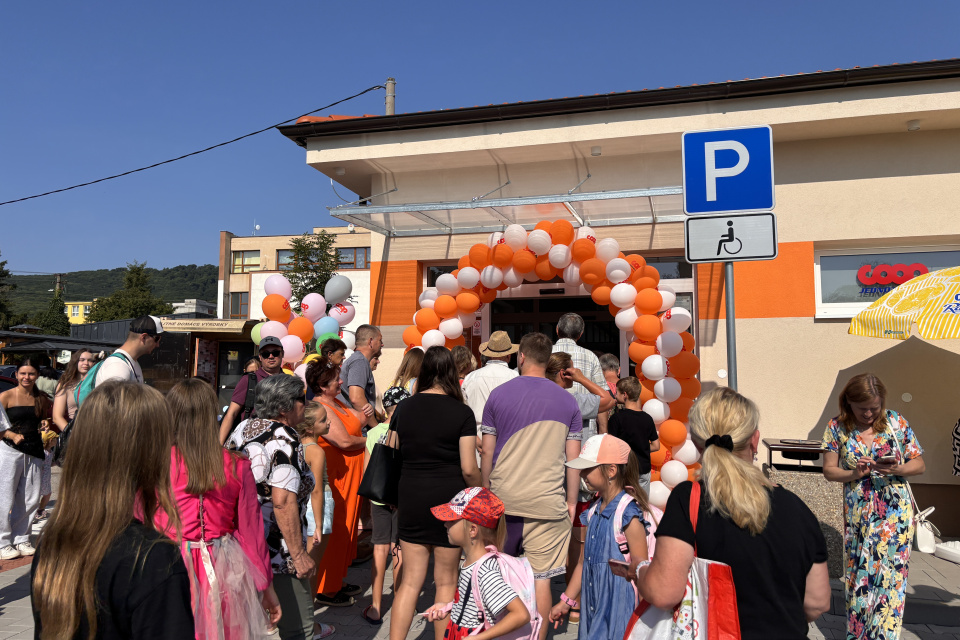 Na otvorenie čakali desiatky zvedavcov | Foto: Red., Nikol Kaňuková