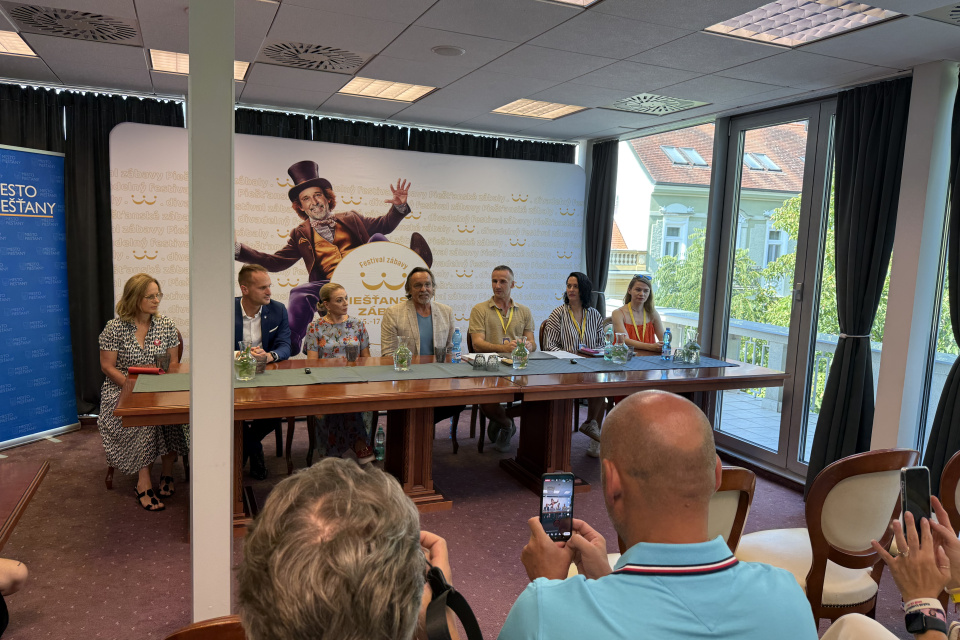 Na tlačovej konferencií sa stretli organizátori, primátor Piešťan, prezident a prvá dáma festivalu aj riaditeľka partnerskej charitatívnej organizácie | Foto: MIchaela Martišíková, Trnavské rádio