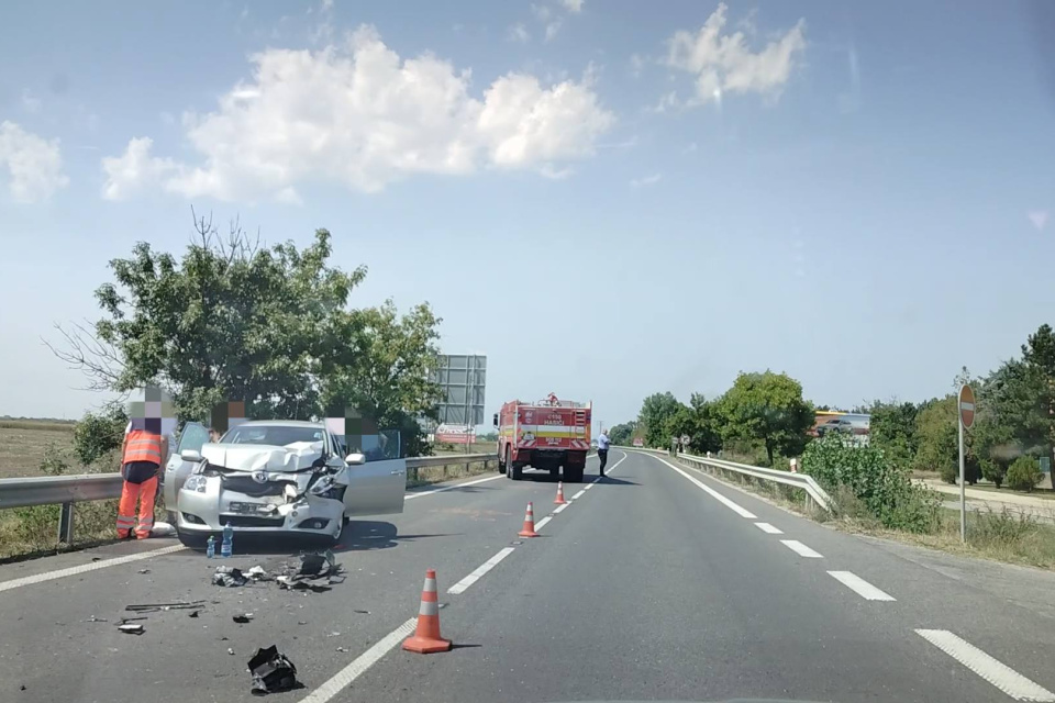 Pri havárii za Galantou zasahujú aj hasiči. | Foto: Krisztian Takacs, Trnavsky Kraj Dopravny Servis