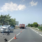Pri havárii za Galantou zasahujú aj hasiči. | Foto: Krisztian Takacs, Trnavsky Kraj Dopravny Servis