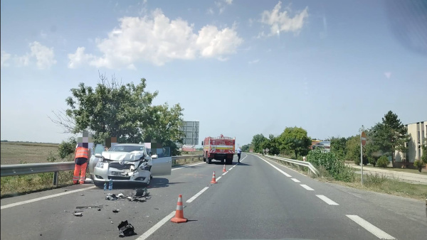 Pri havárii za Galantou zasahujú aj hasiči. | Foto: Krisztian Takacs, Trnavsky Kraj Dopravny Servis