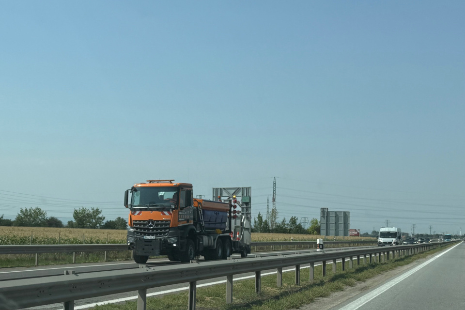 Práce súvisia s kosením porastov pri rýchlostnej ceste. | Foto: Trnavské