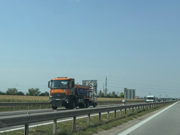 Práce súvisia s kosením porastov pri rýchlostnej ceste. | Foto: Trnavské