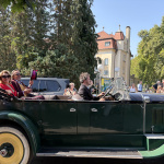 Z historického auta nám zakývali Zuzana Studenková a Jozef Vajda | Foto: Nikola Húsková
