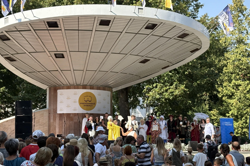 Na pódiu vystúpili herci ako antickí či jaskynní ľudia | Foto: Nikola Húsková