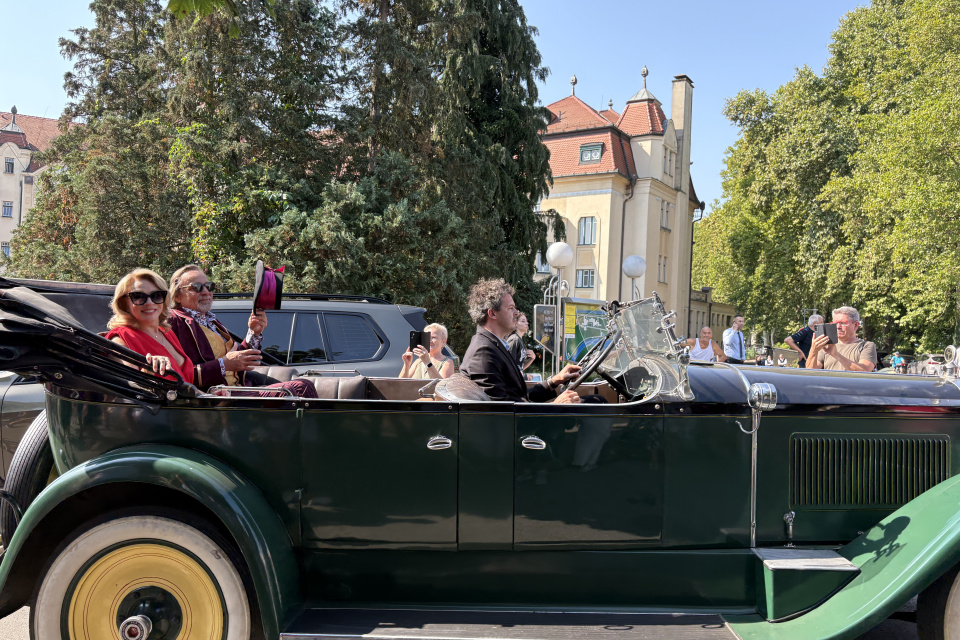 Z historického auta nám zakývali Zuzana Studenková a Jozef Vajda | Foto: Nikola Húsková