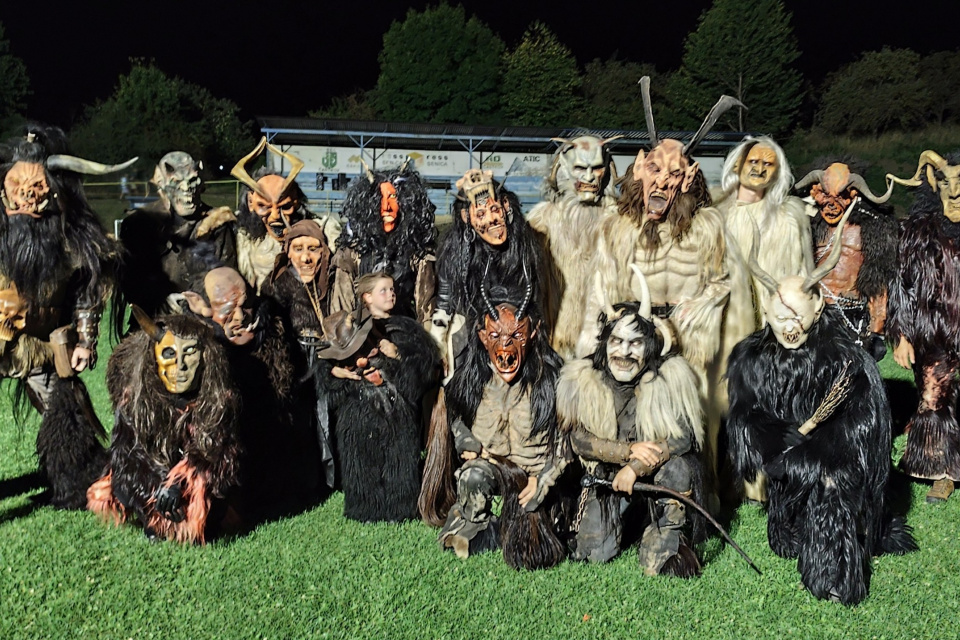 Čerti v Častkove na futbalovom ihrisku. | Foto: Krampus Slovakia 