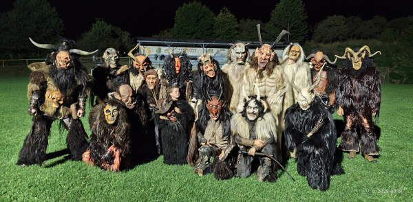 Čerti v Častkove na futbalovom ihrisku. | Foto: Krampus Slovakia 
