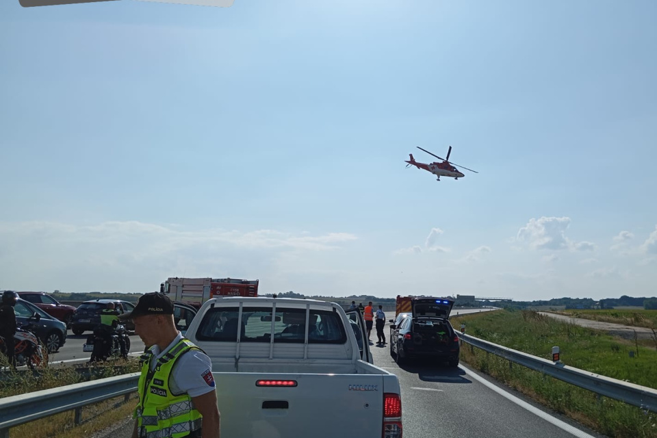 Na D1 zhavaroval motorkár, so zranenou nohou ho bral vrtuľník do nemocnice. | Foto: PZSR