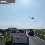 Na D1 zhavaroval motorkár, so zranenou nohou ho bral vrtuľník do nemocnice. | Foto: PZSR