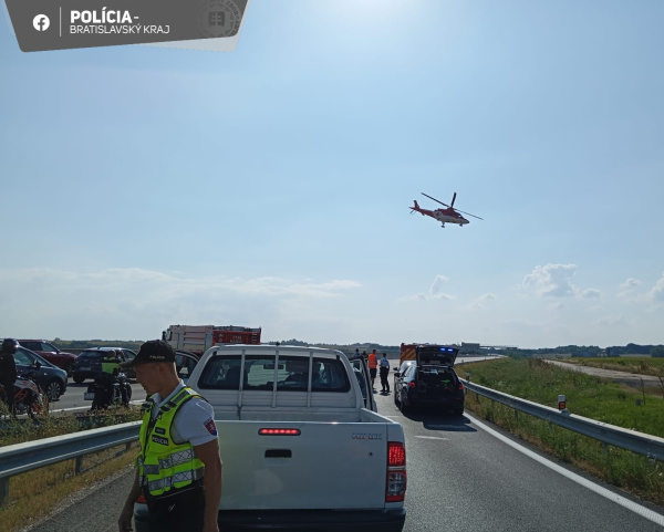 Na D1 zhavaroval motorkár, so zranenou nohou ho bral vrtuľník do nemocnice. | Foto: PZSR