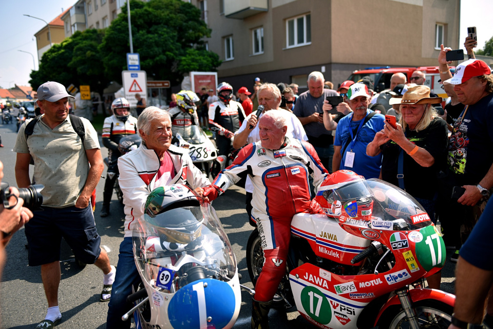 Hviezdy akcie sa prestavili aj na motorkách. | Foto: Holíč