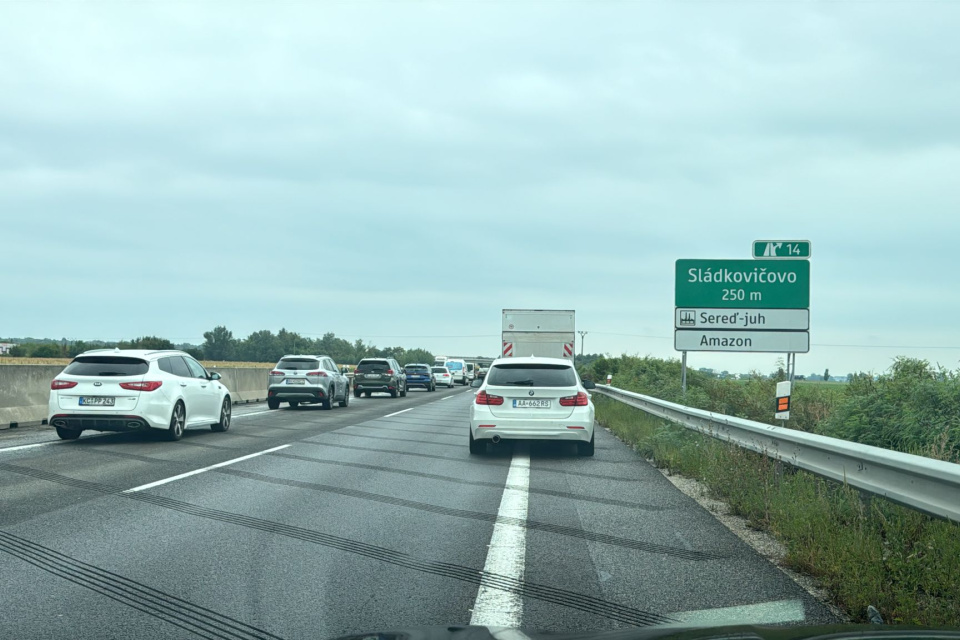 Kolóna na R1 pred odbočkou na Sládkovičovo smerom do Nitry | Foto: Pavol Jurák
