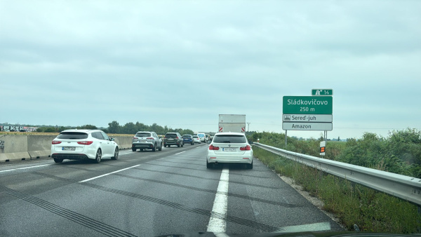 Kolóna na R1 pred odbočkou na Sládkovičovo smerom do Nitry | Foto: Pavol Jurák