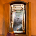 Okno s obrovskou mačkou je v Prachárni | Foto: red.