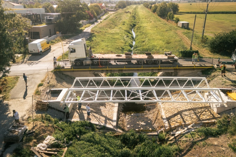 Lávku sa už podarilo osadiť | Zdroj: Mesto Trnava