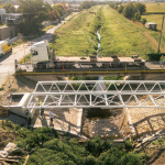 Lávku sa už podarilo osadiť | Zdroj: Mesto Trnava