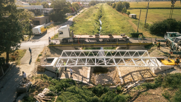 Lávku sa už podarilo osadiť | Zdroj: Mesto Trnava