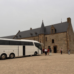 Autobus slovenských folklóristov pred jedným z ich ubytovaní I Foto: Alexandra Štofirová, Trnavské rádio