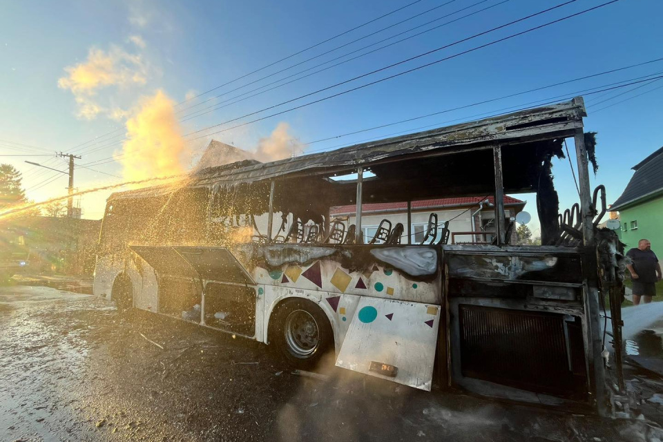Z autobusu v okrese Dunajská Streda zostal vrak | Zdroj: Hasičský a záchranný zbor