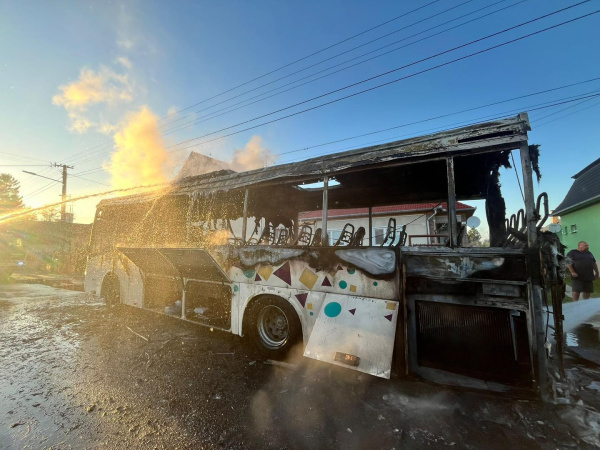 Z autobusu v okrese Dunajská Streda zostal vrak | Zdroj: Hasičský a záchranný zbor