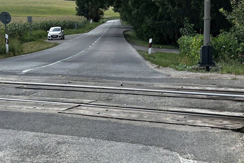 Vodiči robia na priecestí v obavách z defektu slalom. | Foto: Jaroslava Petrášová, Dopravný servis SE, SI a okolie