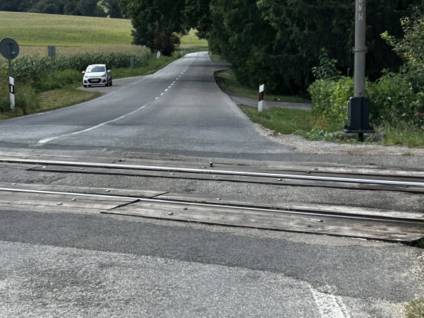 Vodiči robia na priecestí v obavách z defektu slalom. | Foto: Jaroslava Petrášová, Dopravný servis SE, SI a okolie