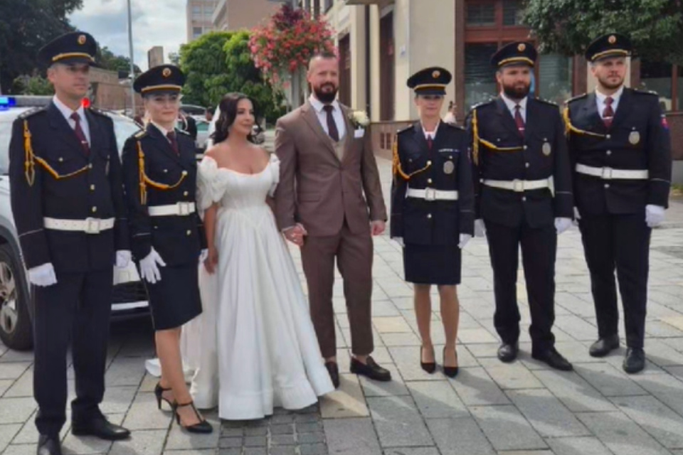 Mladomanželom zaželali šťastnú cestu spoločným životom. | Foto: PZSR