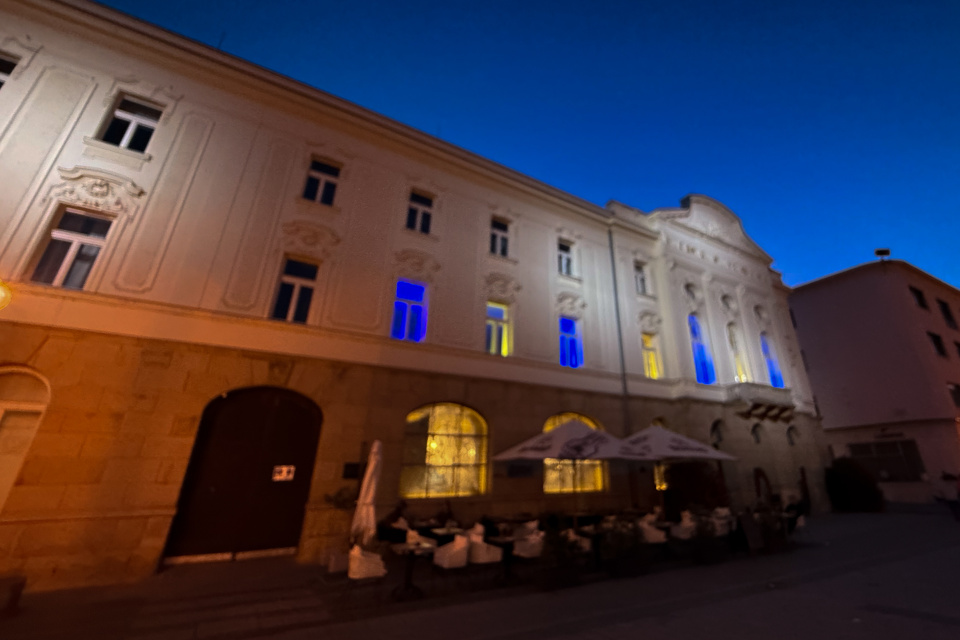Okná župného Divadla Jána Palárika v Trnave svietia na žlto-modro. | Foto: red.