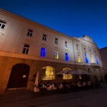 Okná župného Divadla Jána Palárika v Trnave svietia na žlto-modro. | Foto: red.