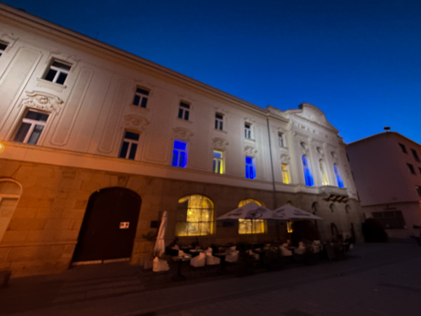 Okná župného Divadla Jána Palárika v Trnave svietia na žlto-modro. | Foto: red.