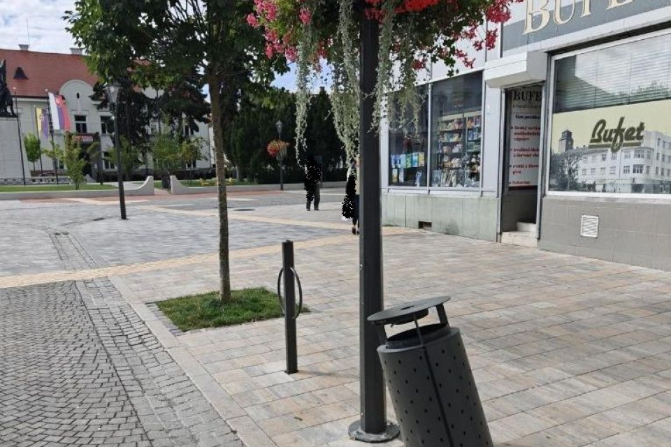 Poškodený kôš sa nachádza pri bufete na Evanjelickom dome v Trnave | Foto: Mestská polícia Trnava