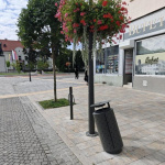 Poškodený kôš sa nachádza pri bufete na Evanjelickom dome v Trnave | Foto: Mestská polícia Trnava