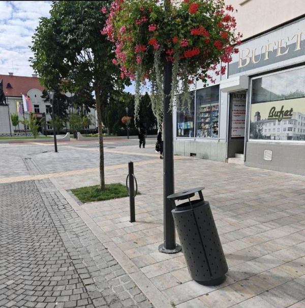 Poškodený kôš sa nachádza pri bufete na Evanjelickom dome v Trnave | Foto: Mestská polícia Trnava