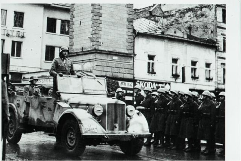 Prehliadka nemeckých okupačných vojsk v Banskej Bystrici, po potlačení Povstania (október 1944) | Foto: archív TASR, reprodukcia Archívne fondy Múzea SNP v Banskej Bystrici/23. augusta 1985